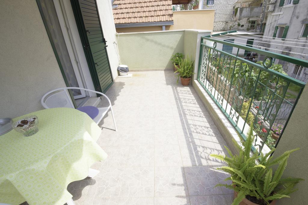 Charming Room With Balcony Split Bagian luar foto